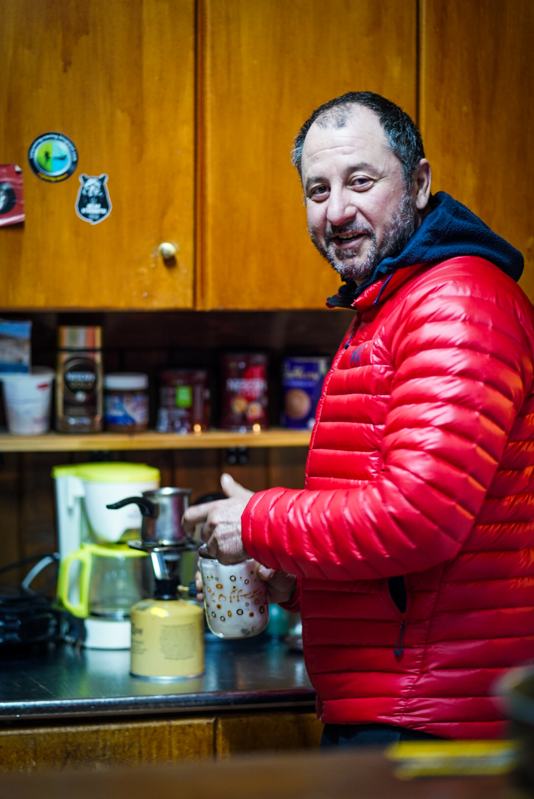 Portrait dans une epicerie, tzoumerka — secteur theodoriana, lors d’une itinérance à ski en Grèce.
